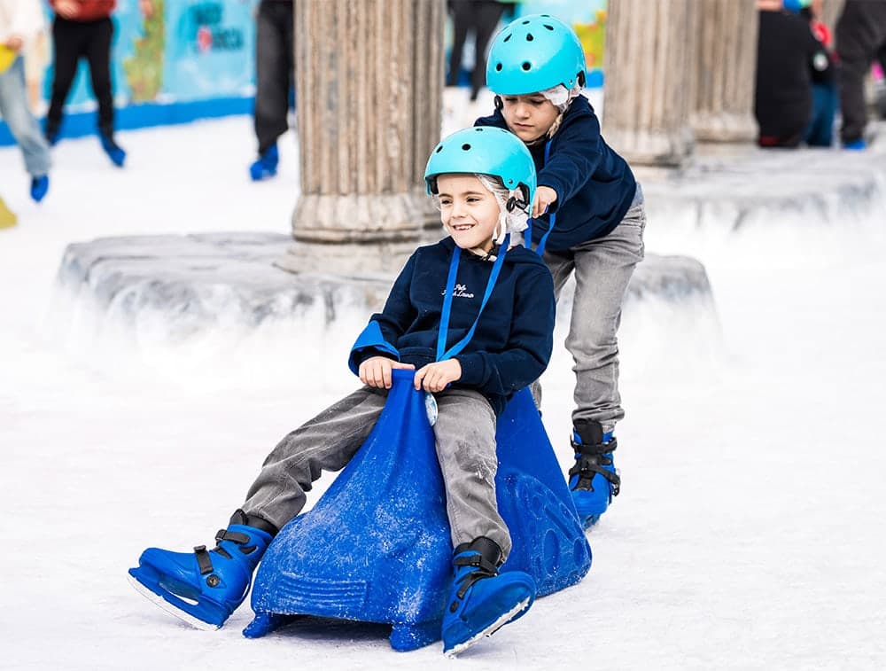 Meninos a patinar no gelo.